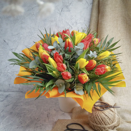 Tavaszi fuvallat - sárga-narancs-piros tulipán csokor